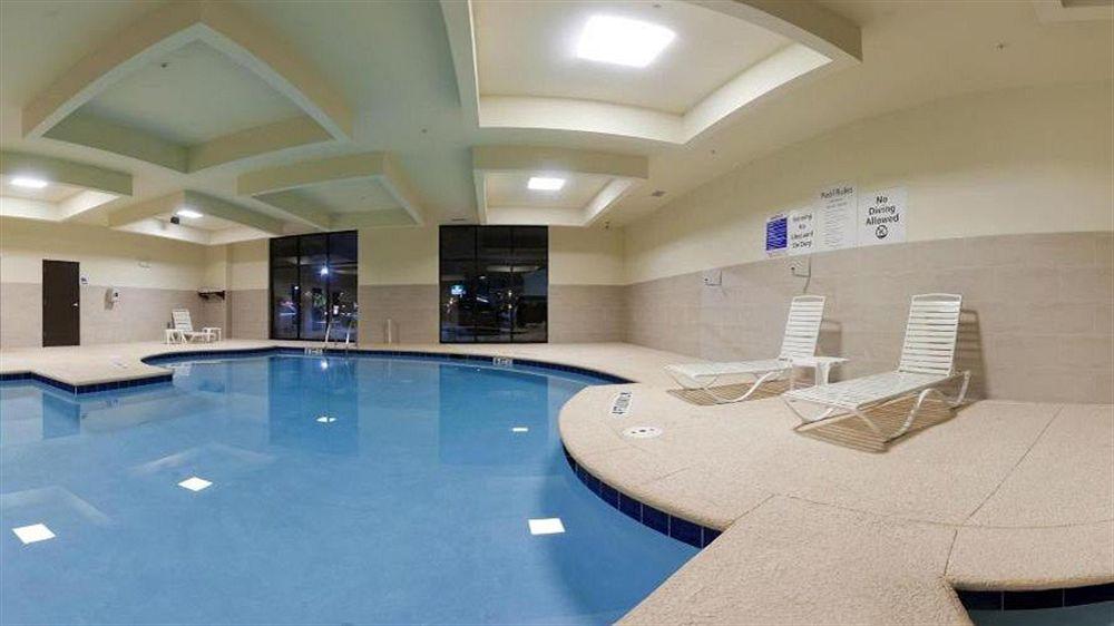 Holiday Inn Express Вейкросс Екстер'єр фото