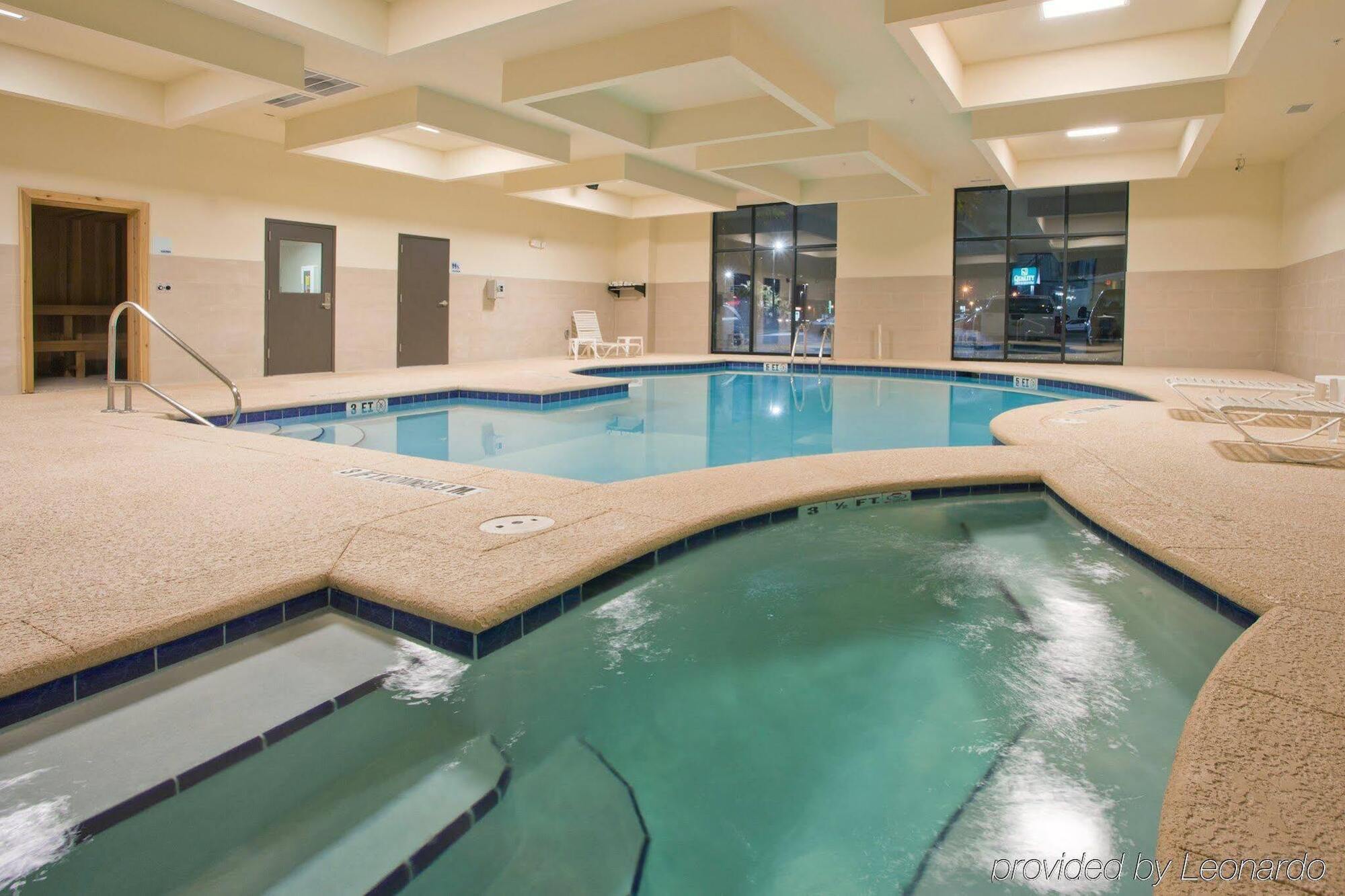 Holiday Inn Express Вейкросс Екстер'єр фото