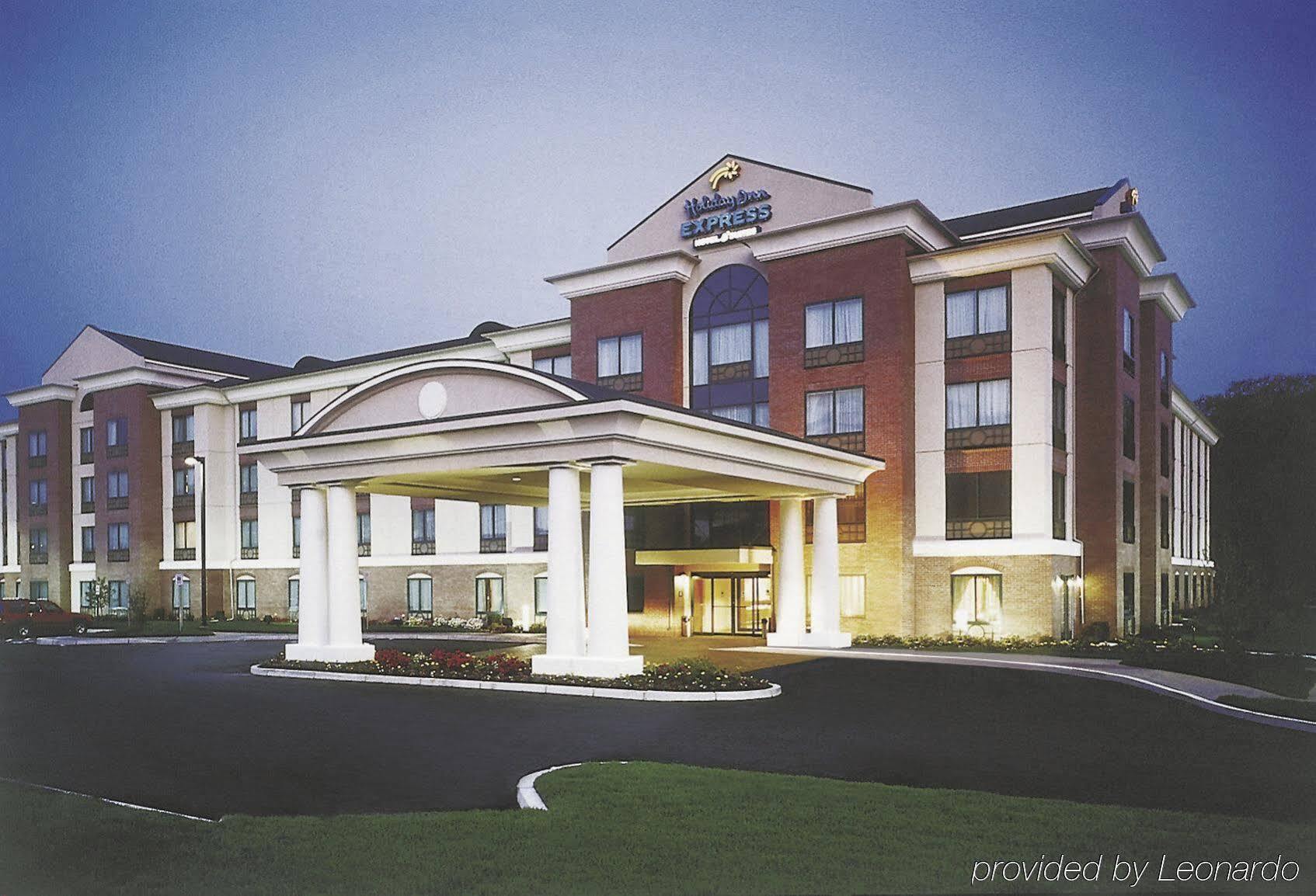 Holiday Inn Express Вейкросс Екстер'єр фото