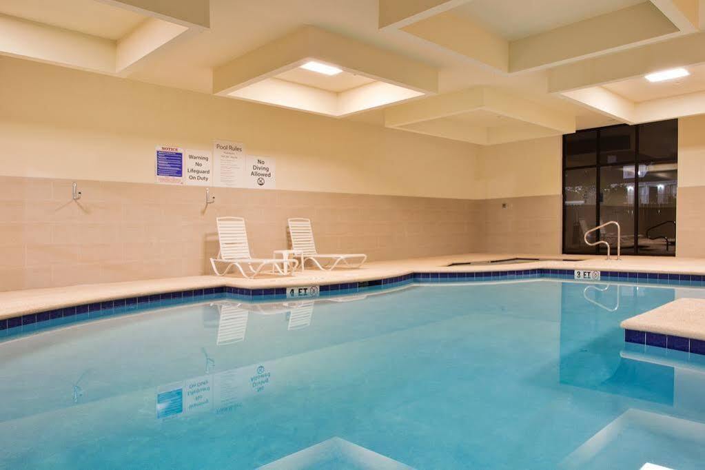 Holiday Inn Express Вейкросс Екстер'єр фото