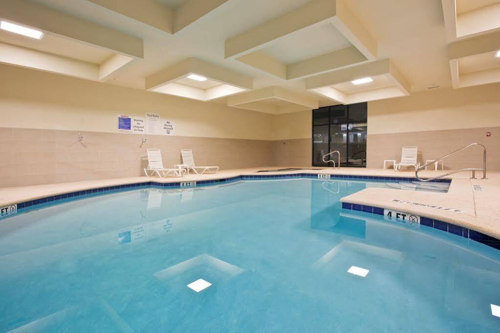 Holiday Inn Express Вейкросс Екстер'єр фото